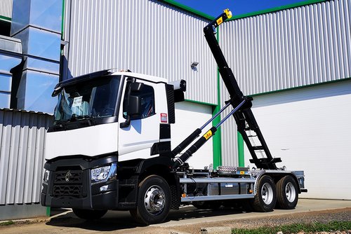 Camion avec bras hydraulique