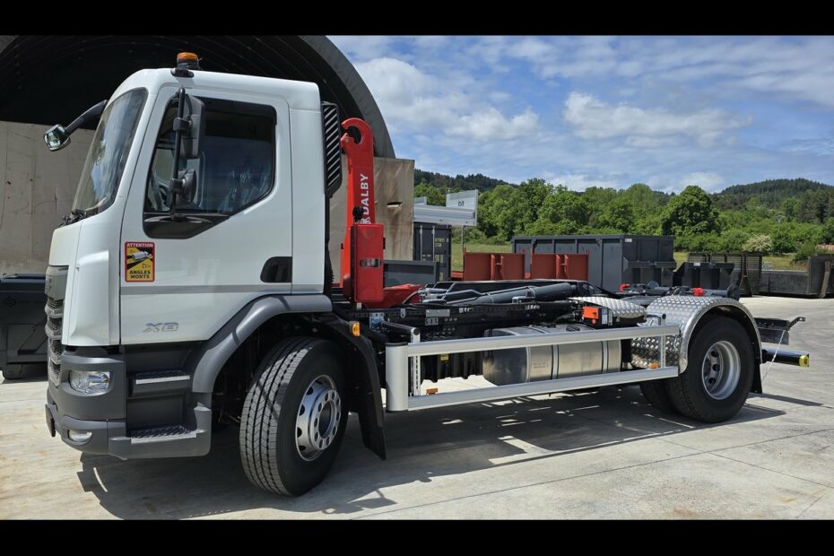 Camion avec bras hydraulique XHM2