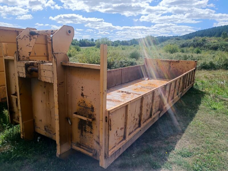 Benne à ridelles renforcée avec attache manitou