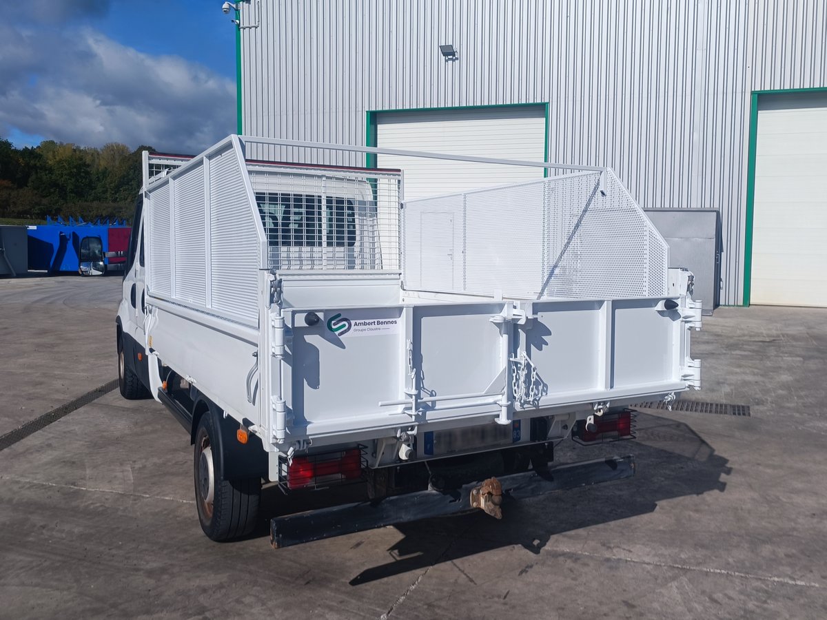 Oct 2026 : benne arrière avec rehausses sur camion IVECO