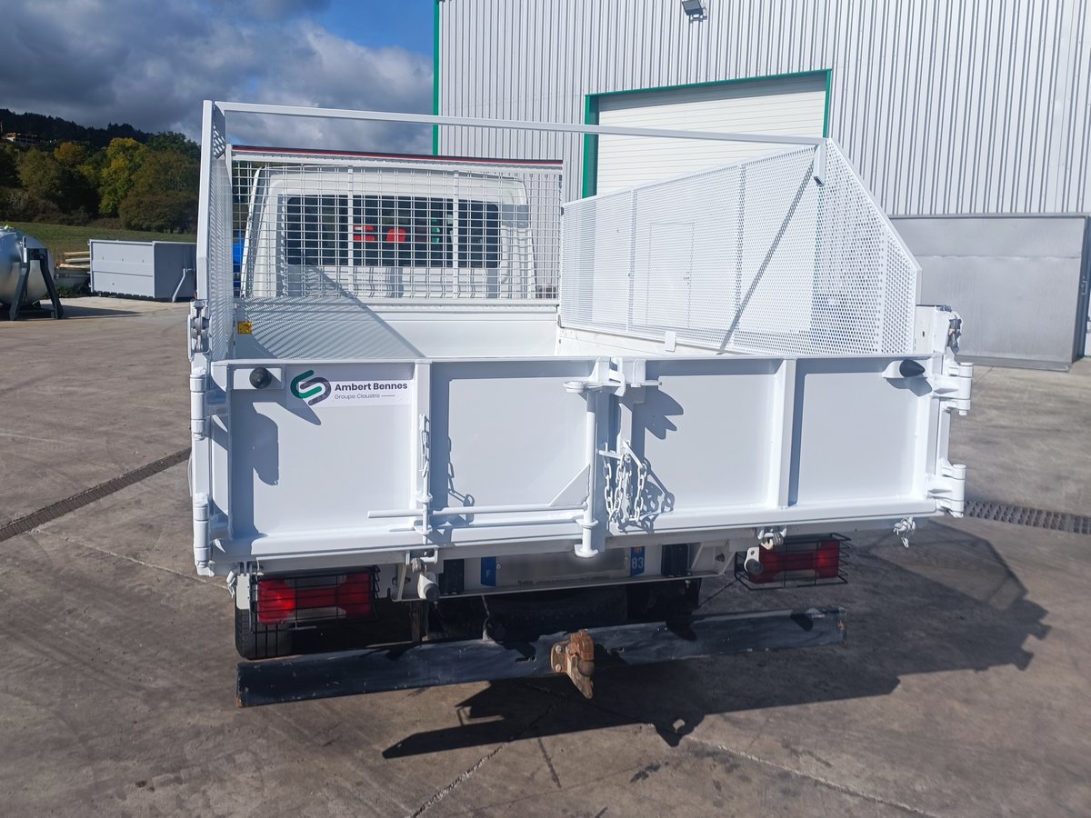 Oct 2026 : benne arrière avec rehausses sur camion IVECO
