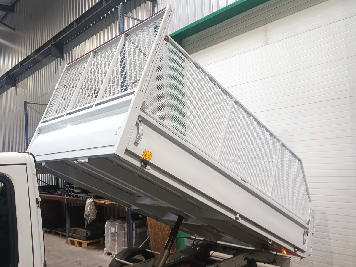 Oct 2026 : benne arrière avec rehausses sur camion IVECO