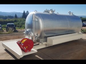 Citerne en acier sur berce