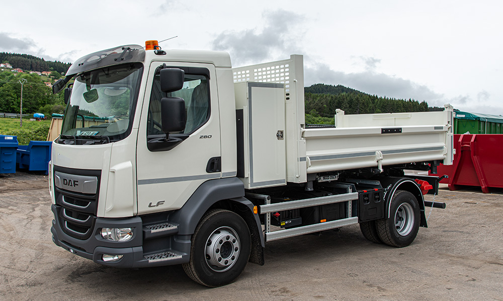 camion btp avec bibenne