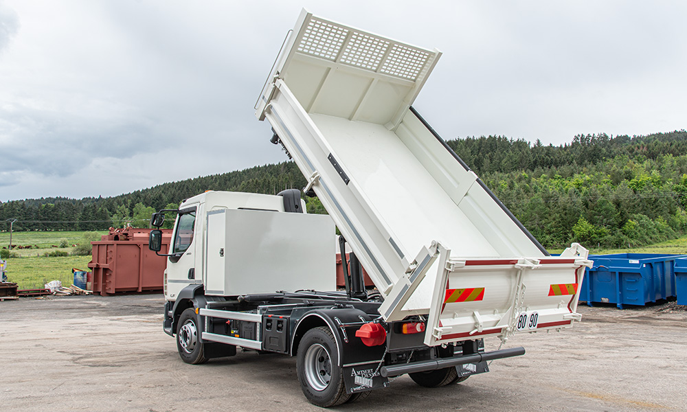 camion btp avec bibenne